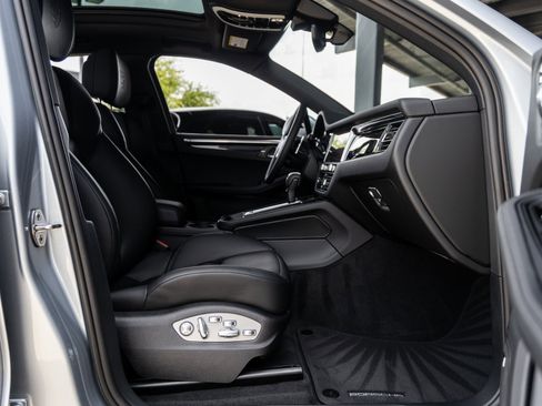 Certified 2025 Porsche Macan image 42