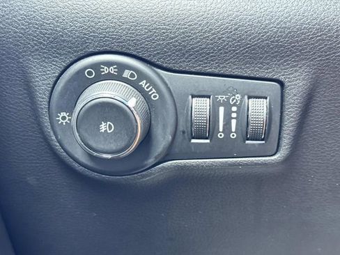 Used 2024 Jeep Compass Latitude image 16