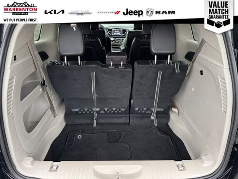 Used 2024 Chrysler Pacifica Touring-L image 8