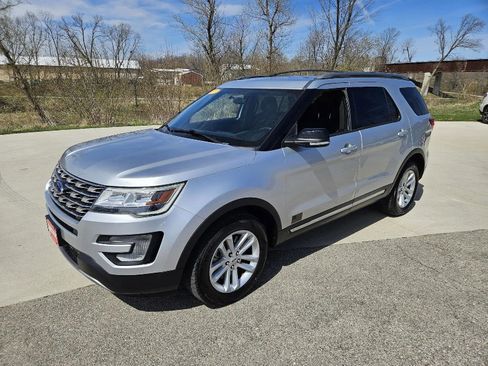 Used 2017 Ford Explorer XLT FWD image 3