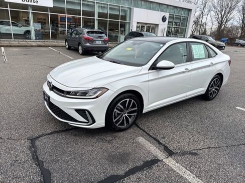 Certified 2025 Volkswagen Jetta SE w/ Sunroof Package image 3