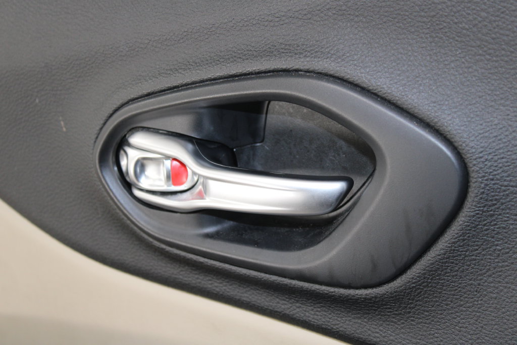 Used 2020 Jeep Cherokee Latitude FWD image 17
