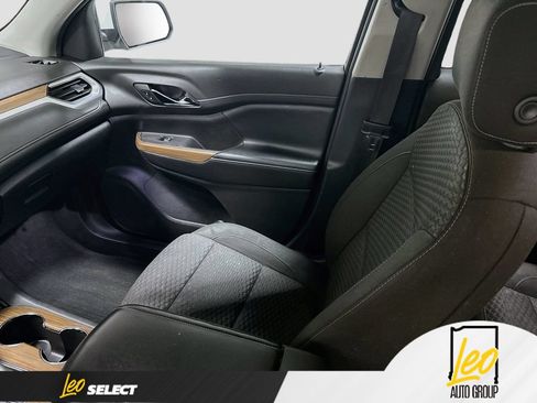 Used 2019 GMC Acadia SLE FWD image 24