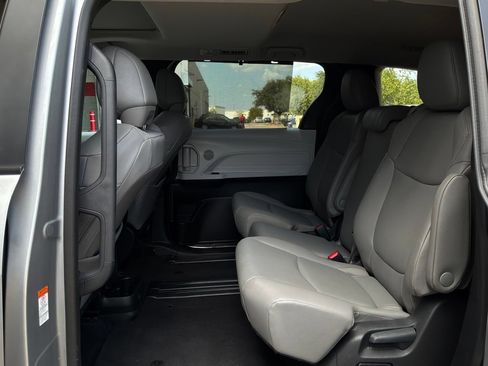 Used 2025 Toyota Sienna XLE FWD image 12