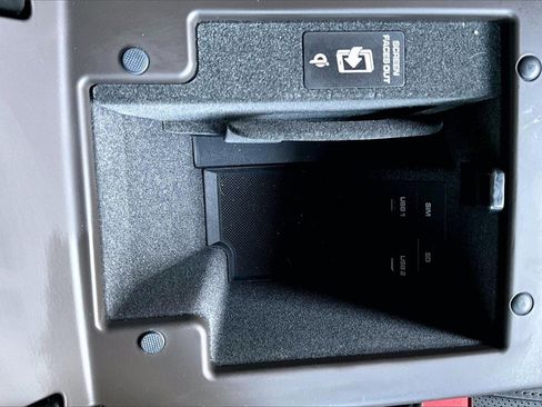 Used 2021 Porsche Macan image 32