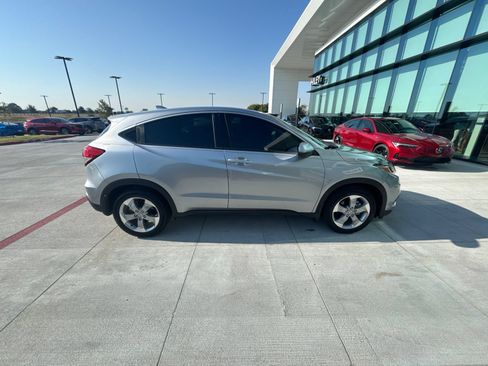 Used 2019 Honda HR-V LX image 3