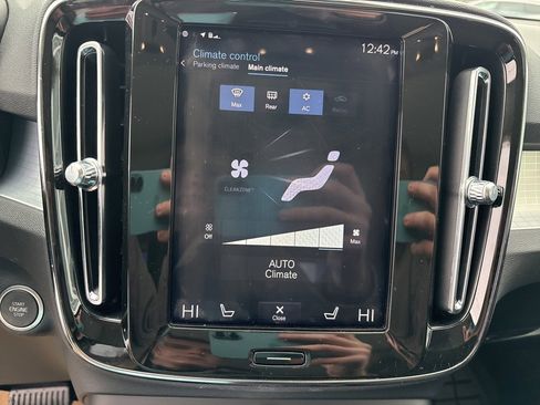 Used 2020 Volvo XC40 T5 Momentum w/ Protection Package Premier image 29