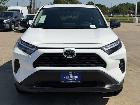 Used 2025 Toyota RAV4 LE AWD/4WD image 3