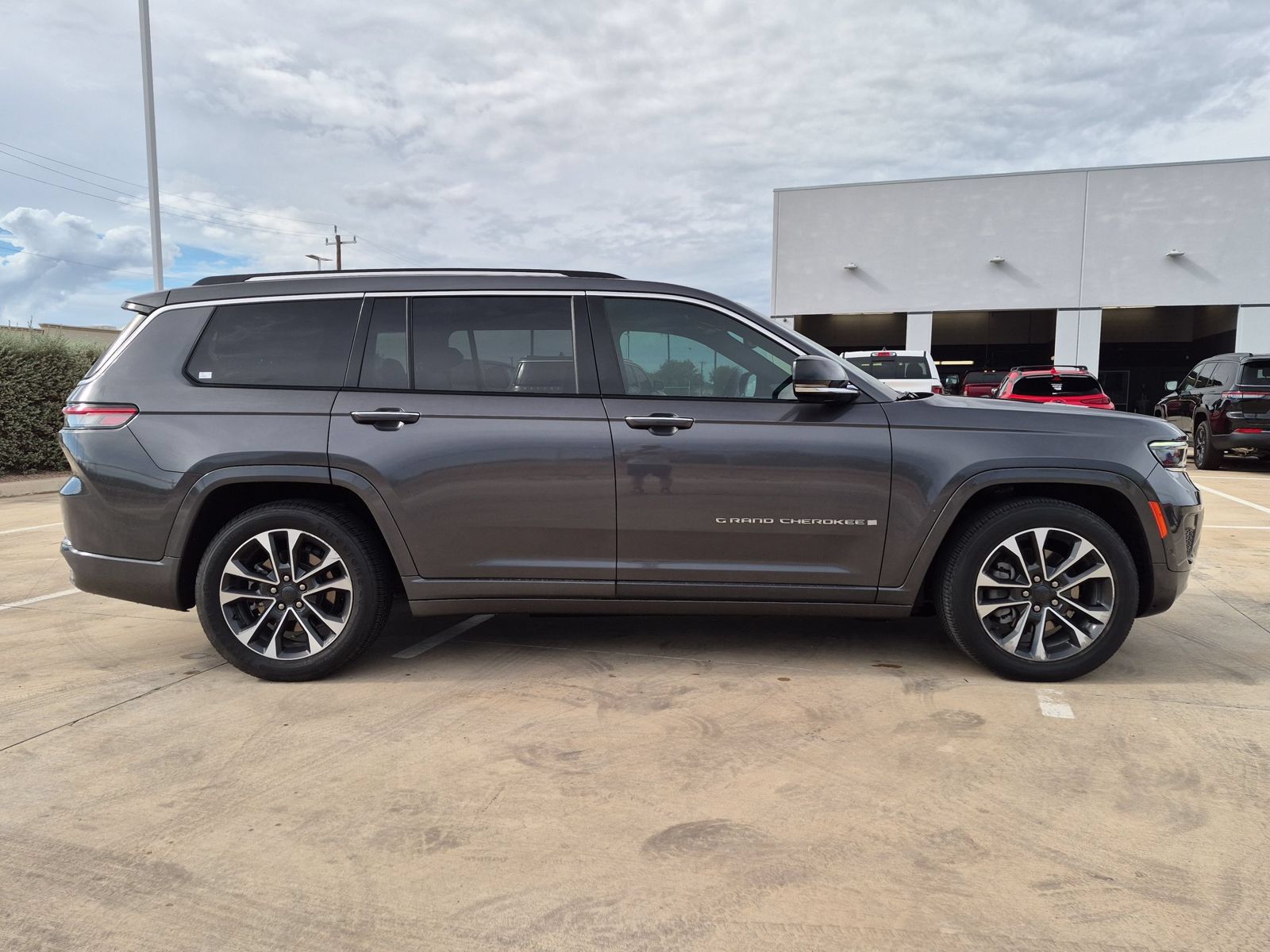 Used 2023 Jeep Grand Cherokee L Overland AWD/4WD image 2