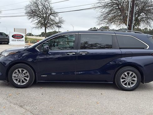 Used 2021 Toyota Sienna XLE image 2