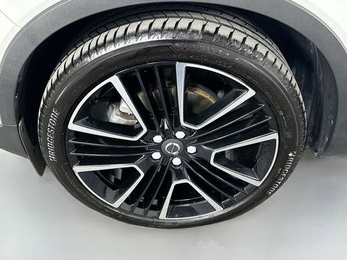 Used 2019 Volvo XC40 T5 Momentum image 32