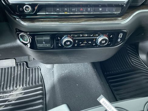 Used 2025 GMC Sierra 1500 Elevation image 18