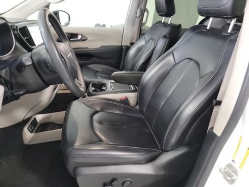 Used 2024 Chrysler Pacifica Touring-L FWD image 11