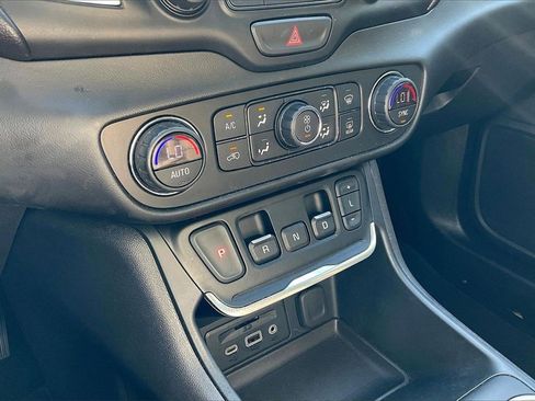 Used 2021 GMC Terrain SLT image 24