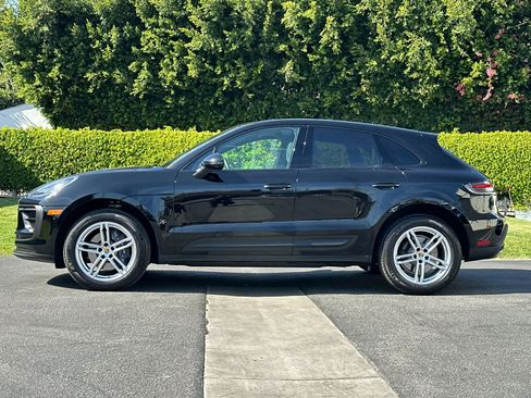 Certified 2025 Porsche Macan image 2