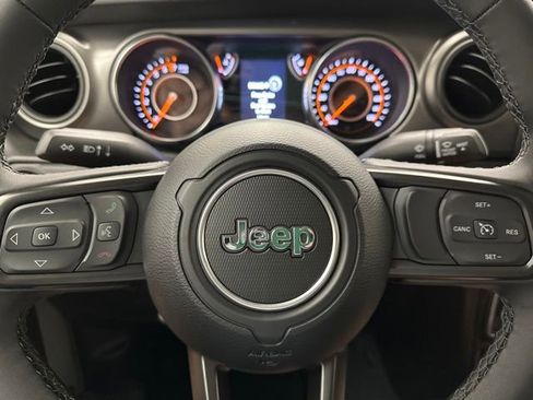 Used 2023 Jeep Gladiator Sport image 13