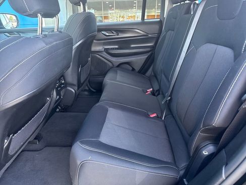 Used 2023 Jeep Grand Cherokee Laredo AWD/4WD image 27