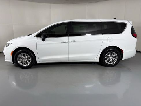 New 2026 Chrysler Pacifica Select FWD image 5