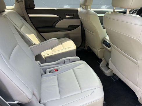 Used 2019 Toyota Highlander XLE AWD/4WD image 29