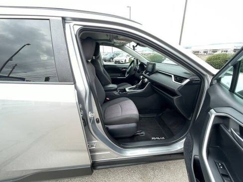 Used 2019 Toyota RAV4 XLE FWD image 18