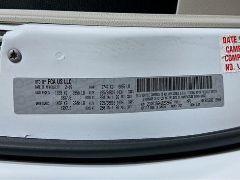 Used 2018 Chrysler Pacifica Limited image 35