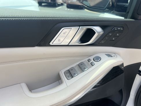 Used 2022 BMW X7 xDrive40i w/ M Sport Package AWD/4WD image 17