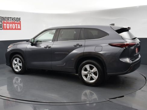 Used 2024 Toyota Highlander LE AWD/4WD image 2