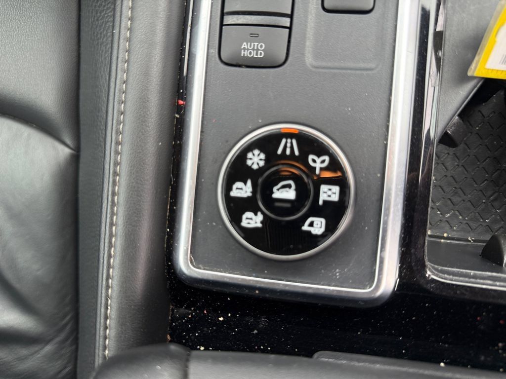 Used 2025 Nissan Pathfinder SL AWD/4WD image 46