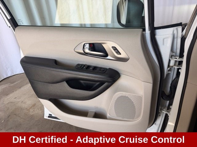 Used 2023 Chrysler Pacifica Touring-L FWD image 13