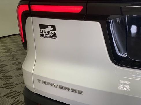 Used 2025 Chevrolet Traverse LT image 37