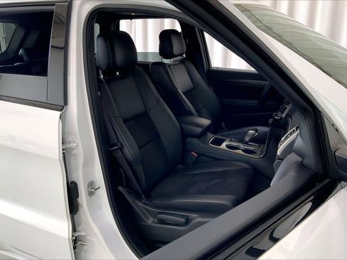 Used 2019 Jeep Grand Cherokee Altitude RWD image 6