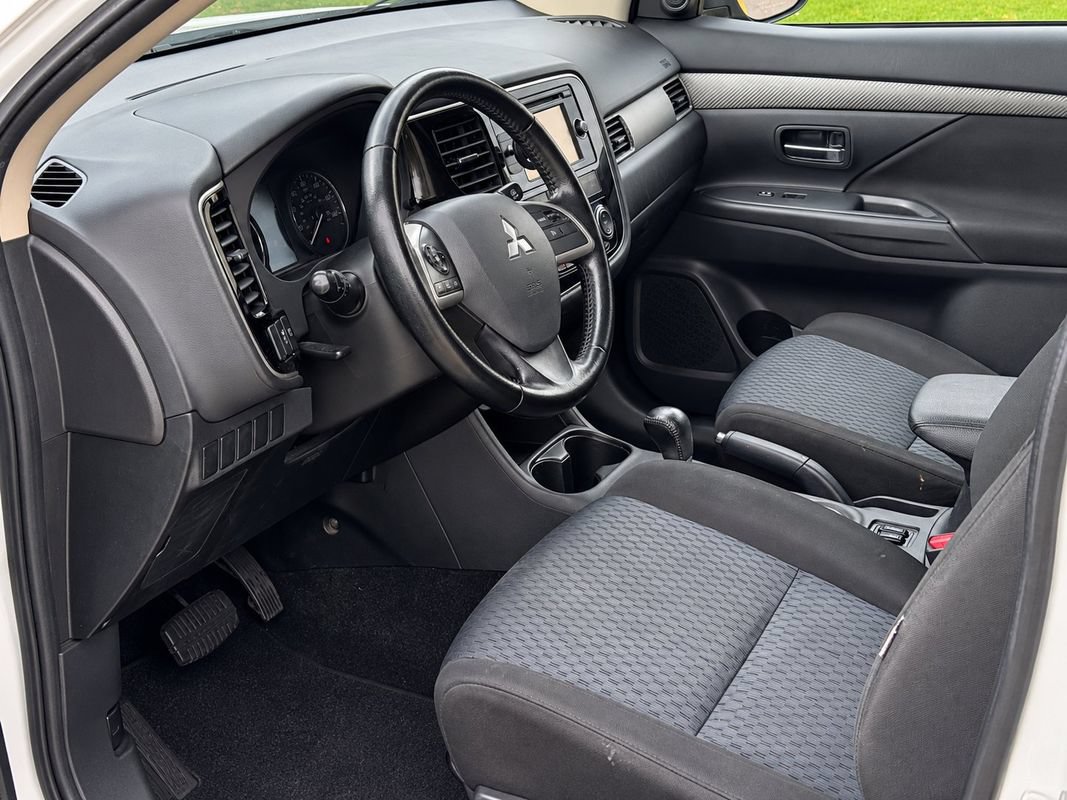 Used 2014 Mitsubishi Outlander SE FWD image 4
