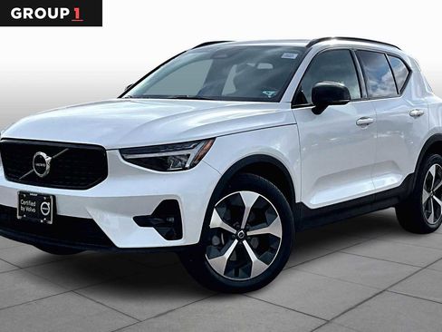 Used 2023 Volvo XC40 B5 Plus w/ Climate Package image 1