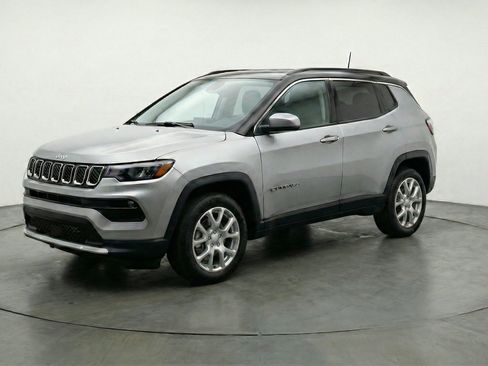 Used 2025 Jeep Compass Limited AWD/4WD image 3