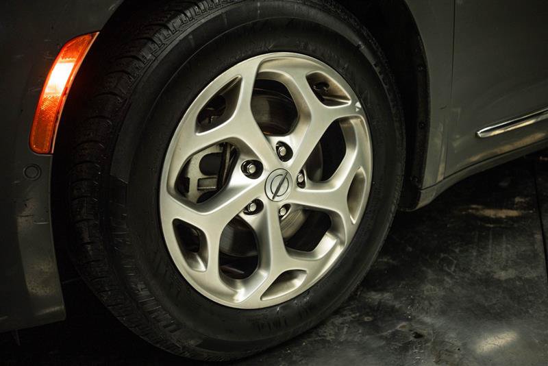 Used 2022 Chrysler Pacifica Limited FWD image 3
