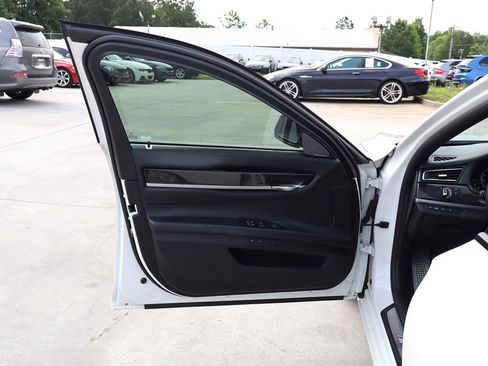 Used 2015 BMW 750Li xDrive AWD/4WD image 32
