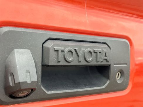 Used 2017 Toyota Tacoma TRD Off-Road image 12