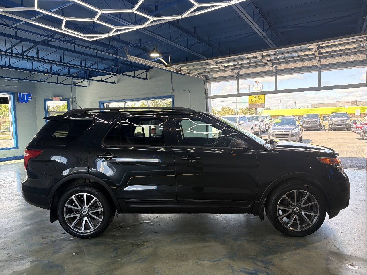 Used 2015 Ford Explorer XLT w/ Equipment Group 202A AWD/4WD image 8