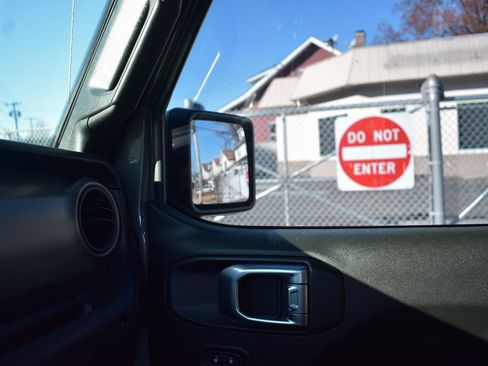 Used 2022 Jeep Gladiator Willys image 20