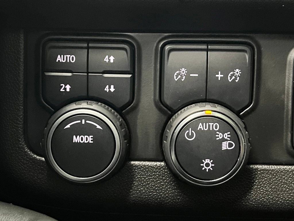 Used 2022 Chevrolet Tahoe Z71 w/ Luxury Package AWD/4WD image 17