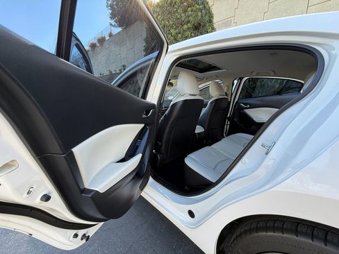 Used 2018 MAZDA MAZDA3 Grand Touring image 29