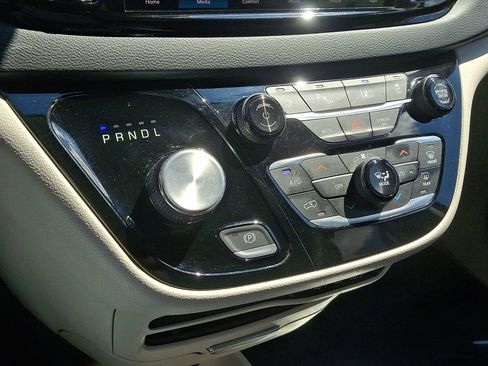 Used 2023 Chrysler Pacifica Touring-L FWD image 15