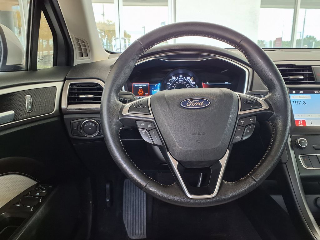 Used 2019 Ford Fusion SE w/ Equipment Group 151A FWD image 17