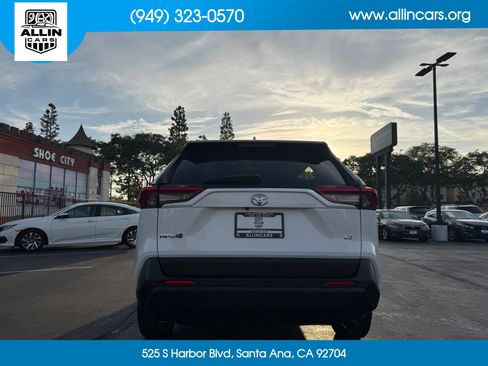 Used 2019 Toyota RAV4 LE w/ Carpet Mat Package FWD image 5