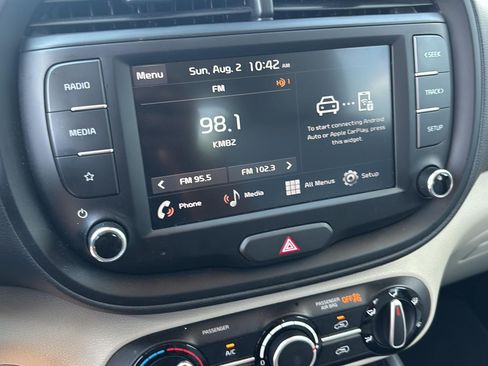 Used 2025 Kia Soul LX w/ LX Technology Package FWD image 16