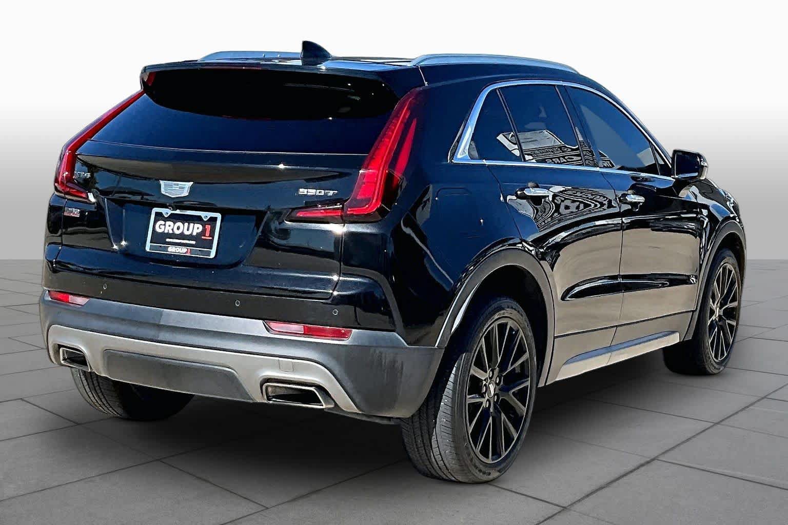 Used 2022 Cadillac XT4 Premium Luxury w/ LPO, ONYX Package FWD image 11