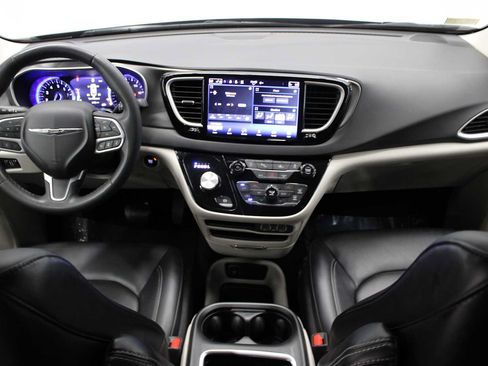 Used 2024 Chrysler Pacifica Touring-L FWD image 20
