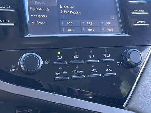 Used 2018 Toyota Camry LE image 22