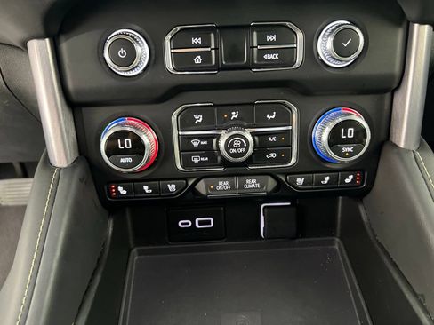 Used 2024 GMC Yukon SLT RWD image 17