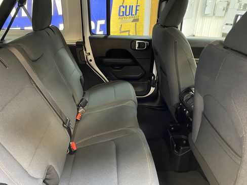 Used 2025 Jeep Wrangler Sahara image 27